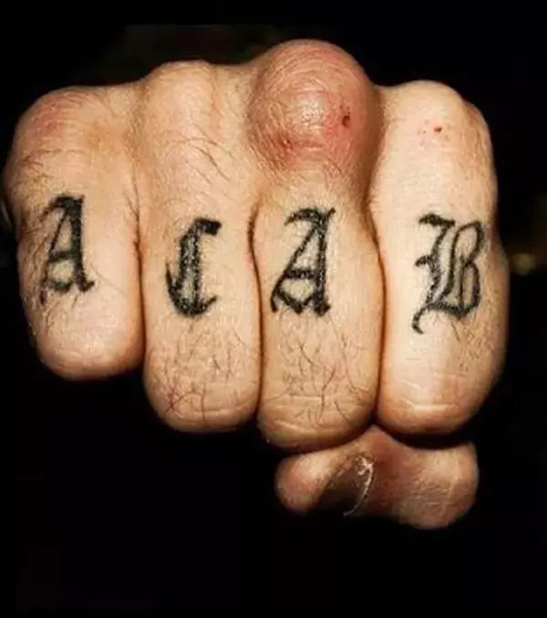 Bedeutung von Gefängnis-Tattoos –ACAB: All Cops are Bastards.