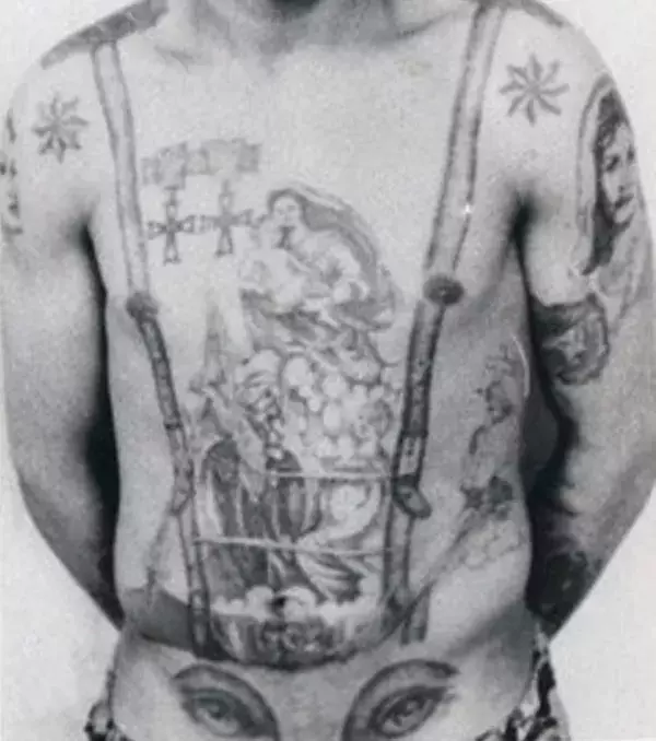 Bedeutung von Gefängnis-Tattoos –Augen auf dem Bauch: Der Häftling ist homosexuell
