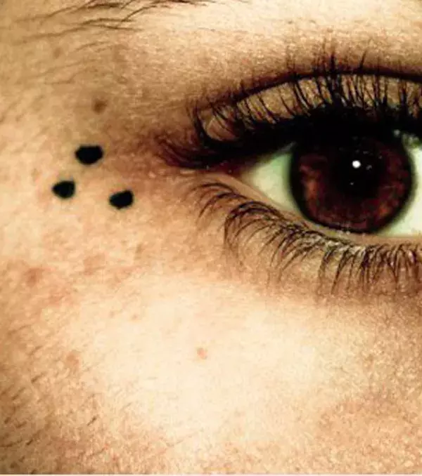 Bedeutung von Gefängnis-Tattoos – Drei Punkte: Steht für „Mi vida loca“, Zugehörigkeit zu einer Gang