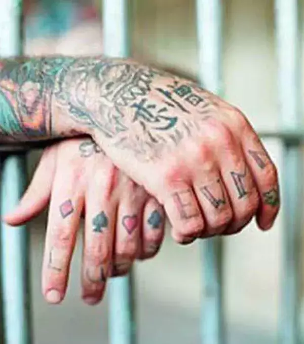 Bedeutung von Gefängnis-Tattoos –EWMN: Steht für Evil, Wicked, Mean und Nasty