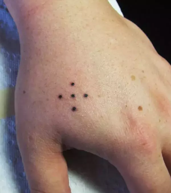 Bedeutung von Gefängnis-Tattoos – Fünf Punkte: Der Häftling war schon einmal im Gefängnis