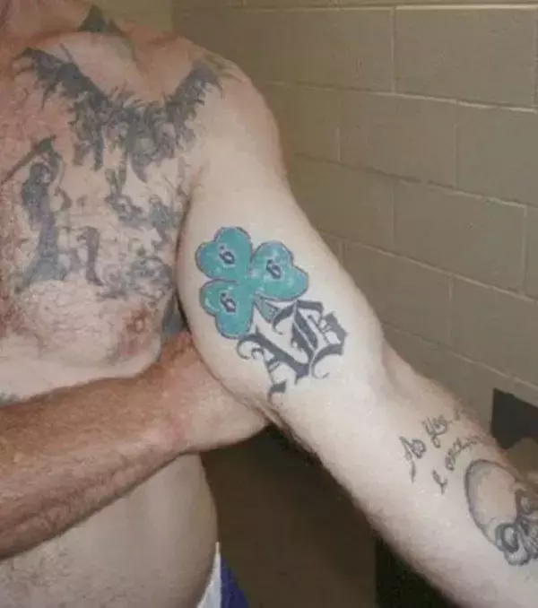 Bedeutung von Gefängnis-Tattoos –Kleeblatt: Zugehörigkeit zu einer Gang