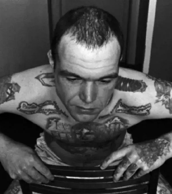 Bedeutung von Gefängnis-Tattoos – Ring um den Hals: Stammt aus Russland. Steht dafür, dass der Gefangene vor nichts zurückschreckt und engagiert werden kann.