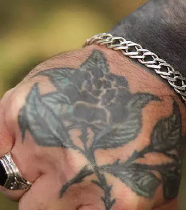 Bedeutung von Gefängnis-Tattoos – Rose mit Dornen: Der Häftling ist im Gefängnis volljährig geworden. Bekannt in Russland und Asien.