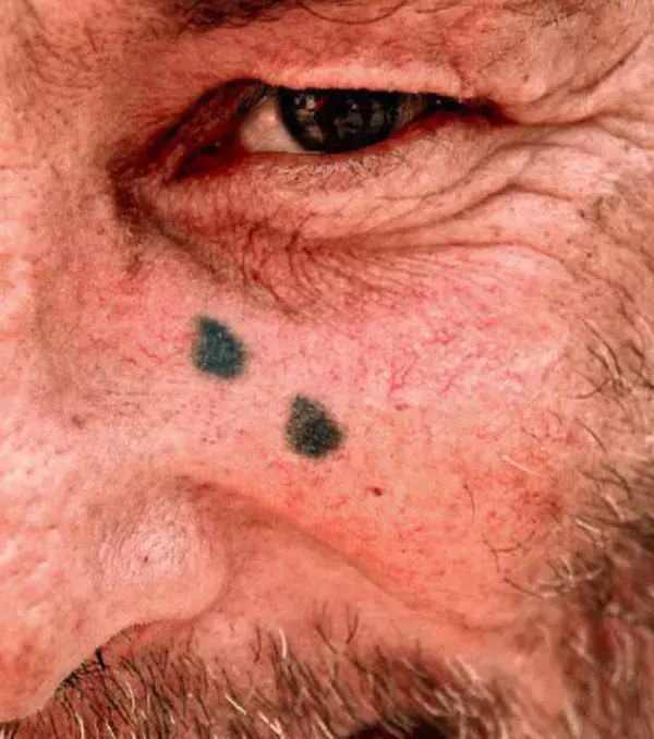 Bedeutung von Gefängnis-Tattoos –Tränen: Stehen dafür, dass der Häftling ein Mörder ist