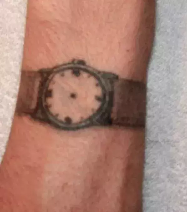 Bedeutung von Gefängnis-Tattoos – Uhr ohne Zeiger: Der Häftling ist für sehr lange Zeit verurteilt worden.