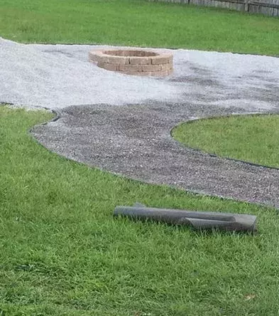 Breite Kiesel auf dem Gartenweg aus