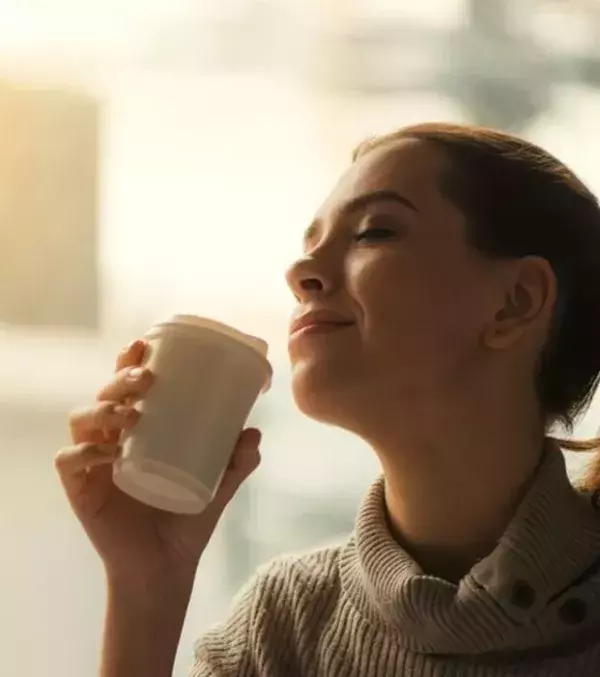 Coffee-to-go: Wer täglich auf dem Weg zur Arbeit noch einen schnellen Coffee-to-go trinkt, der wird schnell merken, wie das Geld einfach nur so durch die Finger rinnt. Wer darauf verzichten kann, wird einiges sparen können! Geldersparnis pro Monat: 48 EUR