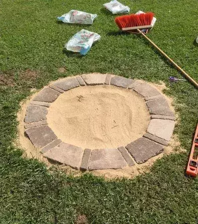 Dann baust Du die erste Reihe Deines Steinkreises wieder auf