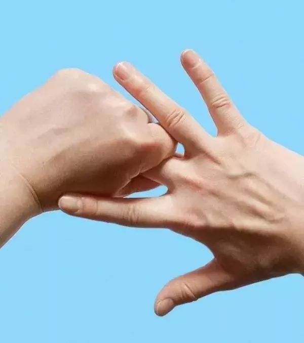 Der Mittelfinger: Wenn ihr gelangweilt oder wütend seid, drückt euren Mittelfinger so.