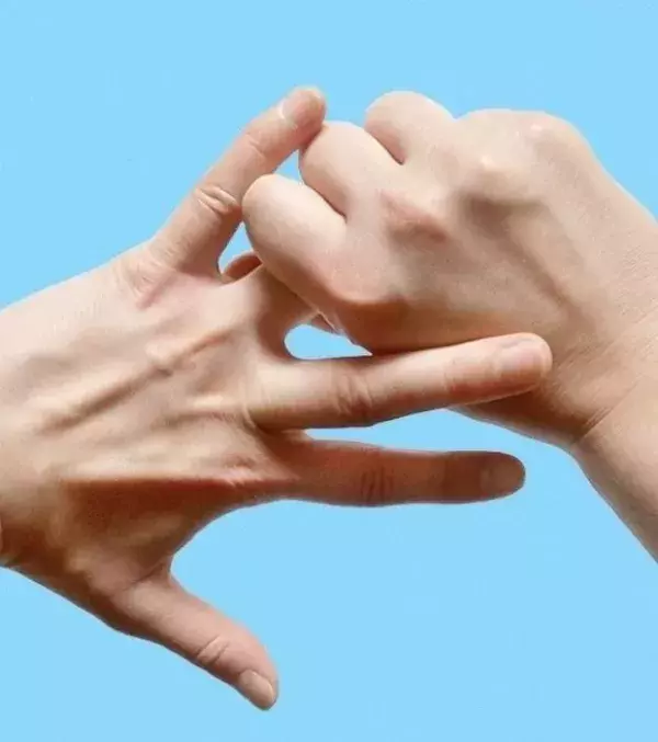 Der Ringfinger: Er kontrolliert die Traurigkeit. Drückt ihn so, achtet auf eure Atmung und beruhigt euch.