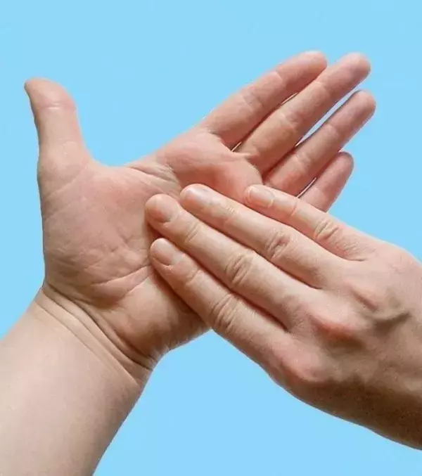 Die Handfläche: Drückt sie so und massiert sie kreisförmig, atmet dabei drei Mal ein und aus. Die Handfläche ist der Mittelpunkt eurer Emotionen und Gefühle.