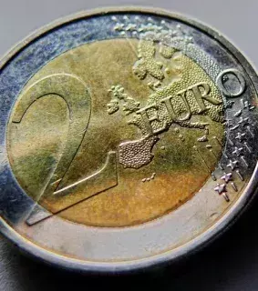 Diese 2-Euro-Münze aus Deutschland aus dem Jahr 2008 hat einen Fehler: Die 15 europäischen Staaten sieht man… ohne Grenze. Da es nur 30.000 Exemplare gibt, sind Sammler scharf auf diese Münze!