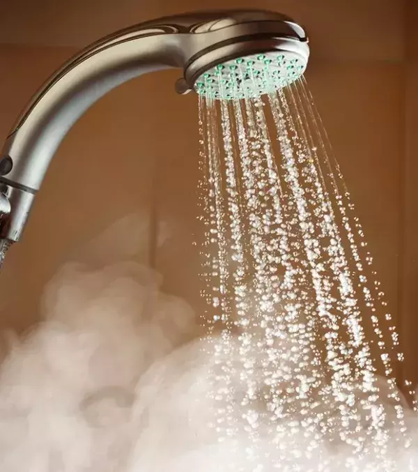 Dusche lieber abends denn Feuchtigkeit sorgt dafür, dass die Luft wärmer wirkt