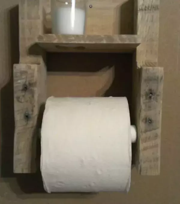 Ein Klopapier-Spender aus Holz