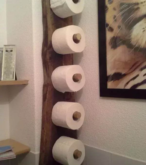 Ein Klopapier-Spender aus Holz