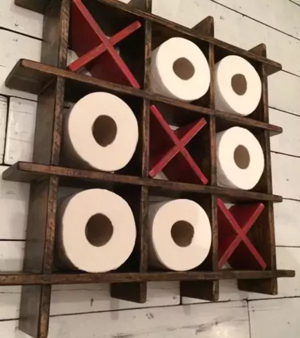 Ein X und O Spiel aus Klopapier