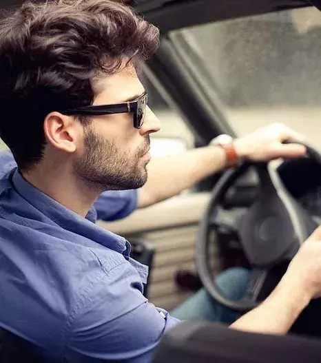 Fahrt vorsichtig. Wer schnell fährt, denkt nur an das Ziel und nicht an die Ankunft. Anders gesagt: Ihr denkt mehr an den Höhepunkt als an den Weg dorthin.