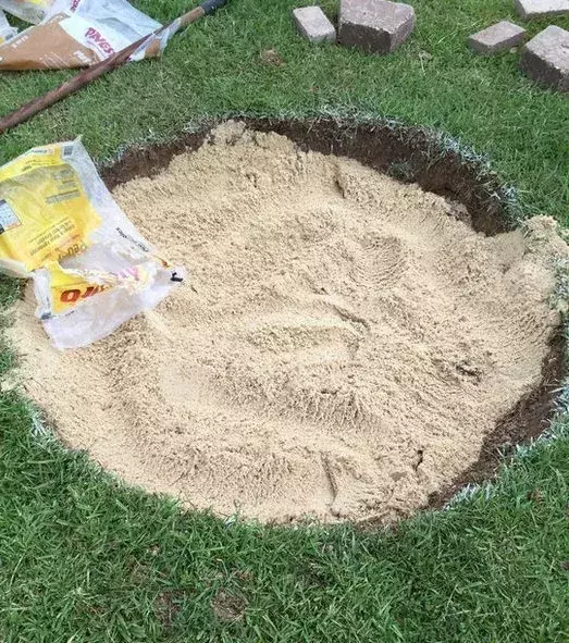 Fülle das Loch mit Sand auf
