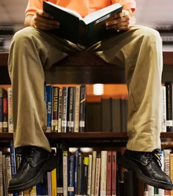 Leseratten: Wer viel und gerne liest, braucht viel Geld und Platz in der Wohnung. Wer beides nicht hat, sollte sich einen Bibliotheksausweis der örtlichen Bücherei besorgen. Dort bekommt man neben einer großen Bücherauswahl auch CDs oder DVDs.