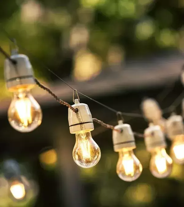 Nutze LEDs statt Glühbirnen: Sie sind um ein Vielfaches effizienter und geben deshalb deutlich weniger Wärme ab
