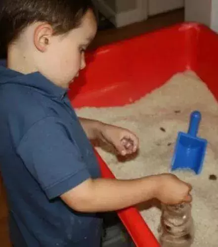 Oder mache eine Schatzsuche im Sandkasten damit!