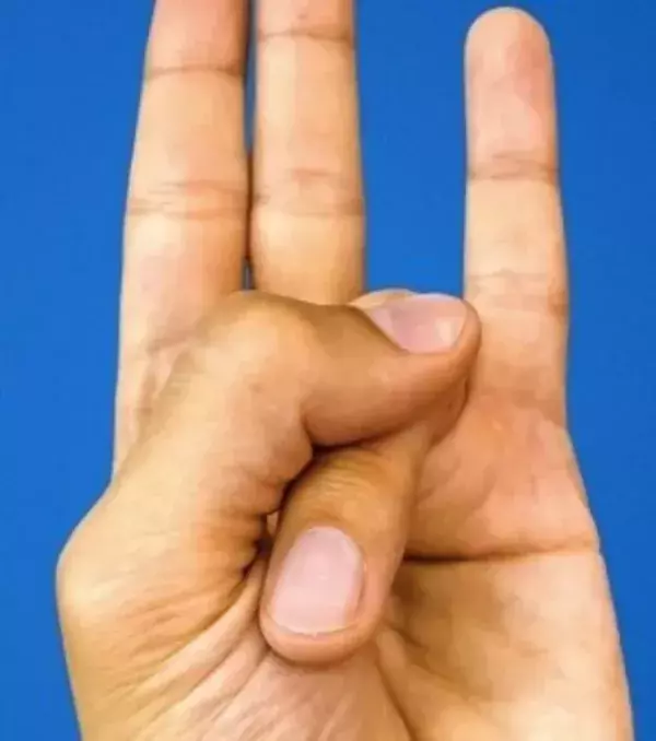Sonnenmudra: Diese Position hilft der Verdauung.