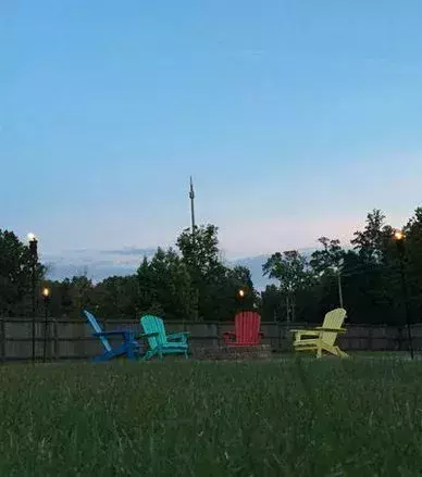 Streiche alte Gartenstühle in allen Farben und stelle sie auf