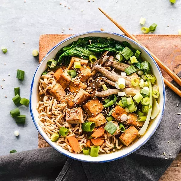 Tofu ist eine gute Proteinquelle. Richtig gewürzt schmeckt er sogar richtig gut. Foto: Getty Images