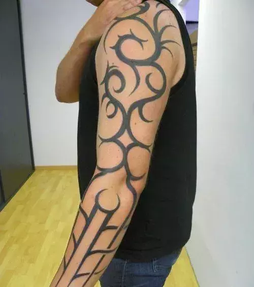 Tolles Tribal Tattoo auf dem Arm von einem Mann