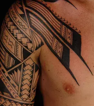 Traditionelles Maori / Tahiti Tattoo auf der Schulter eines Mannes