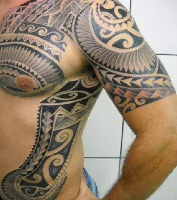 Traditionelles Maori Tattoo auf dem Oberkörper eines Mannes