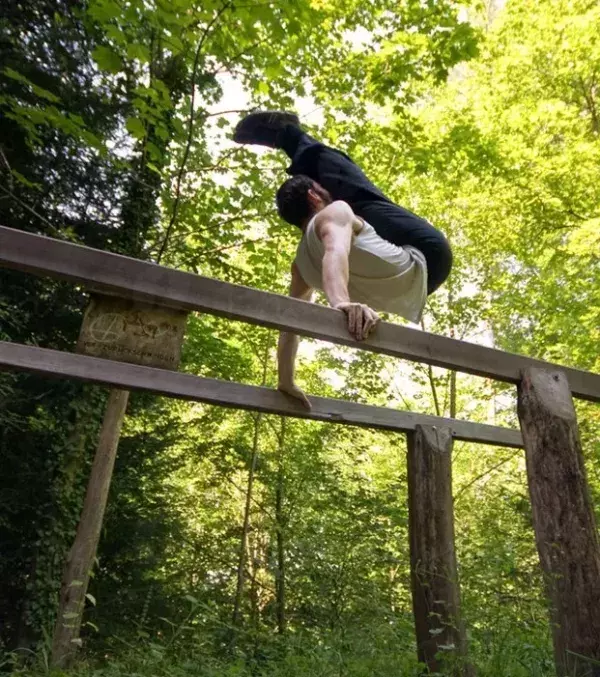 Treppen, Baumstämme und Waldwege bieten ideale Trainingsorte