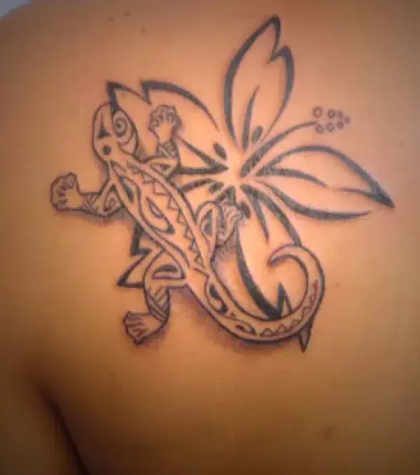 Tribal Maori Tattoo mit einem Salamander und einer Blume auf der Schulter einer Frau