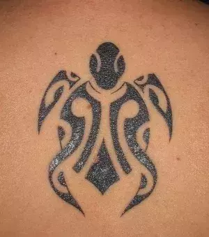 Tribal Schildkröten Tattoo auf dem Rücken von einem Mann