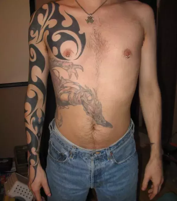 Tribal Tattoo auf dem Arm von einem Mann
