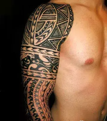 Tribal Tattoo auf dem Arm