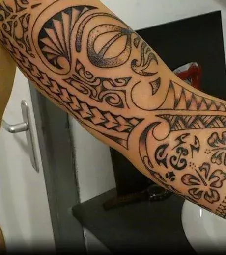 Tribal Tattoo auf dem Arm