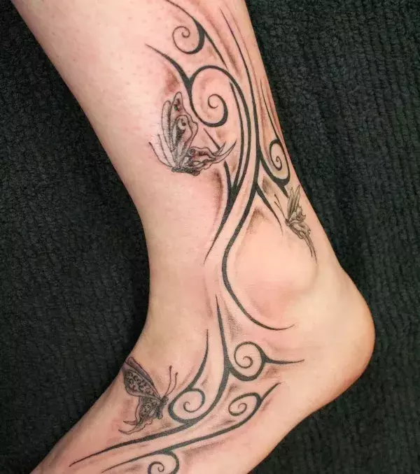 Tribal Tattoo auf dem Fuß für einen Mann oder eine Frau