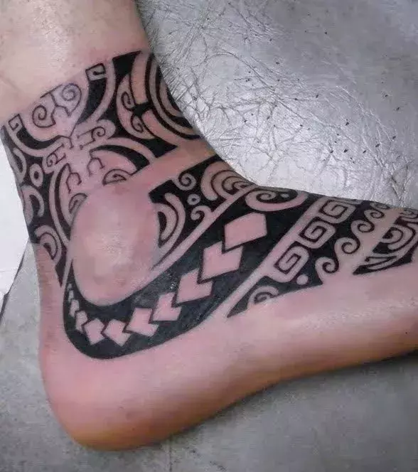 Tribal Tattoo auf dem Fuß für einen Mann