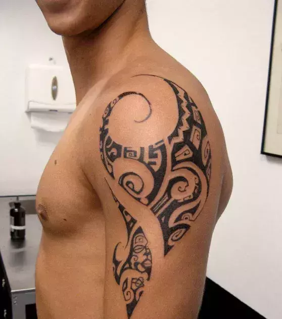 Tribal Tattoo auf dem Oberarm eines Mannes