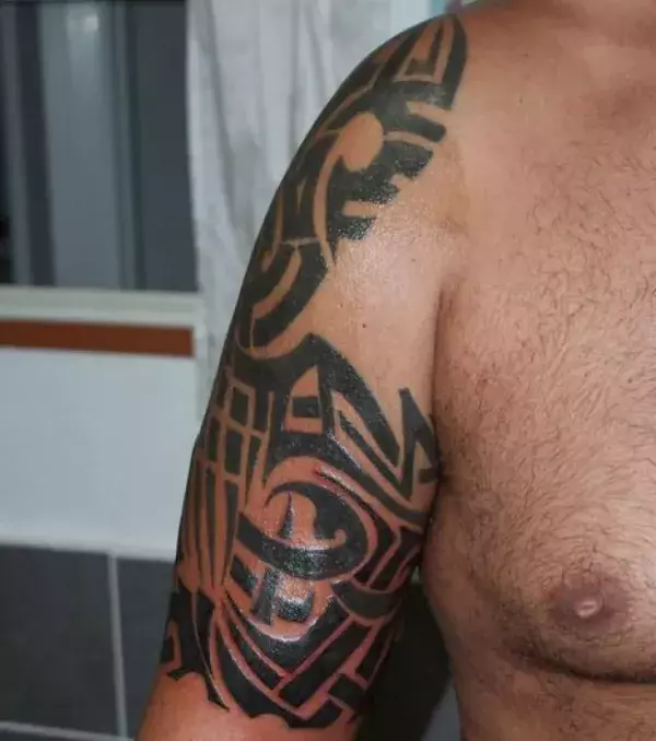 Tribal Tattoo auf dem Oberarm eines Mannes