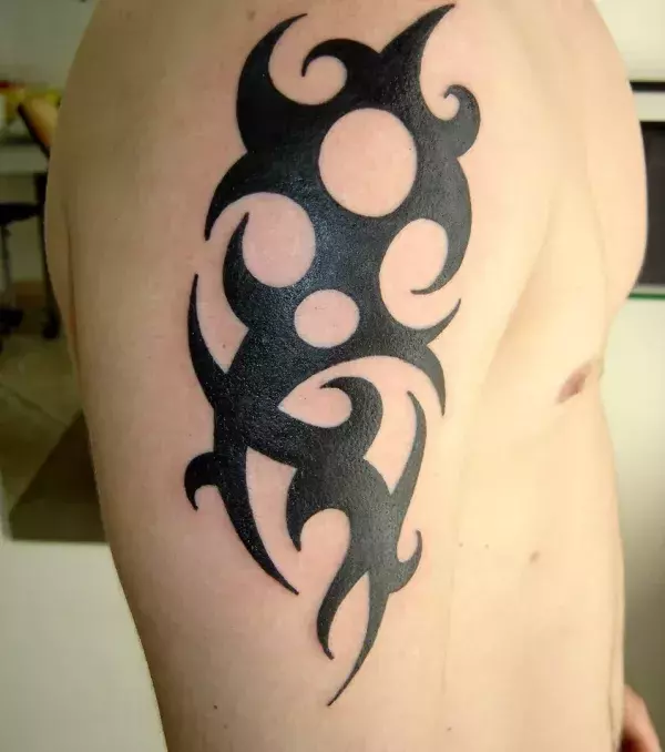 Tribal Tattoo auf dem Oberarm von einem Mann