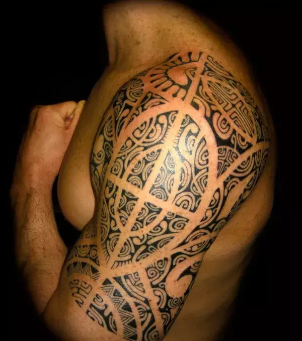 Tribal Tattoo auf dem Oberarm
