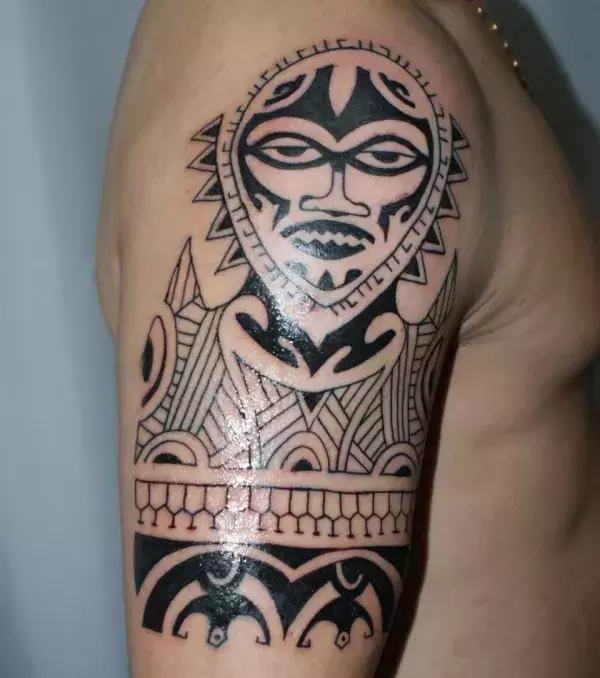 Tribal Tattoo auf dem Oberarm