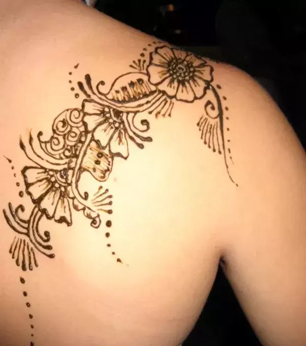 Tribal Tattoo auf dem oberen Rücken