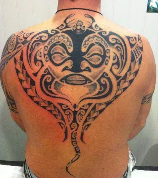 Tribal Tattoo auf dem Rücken von einem Mann