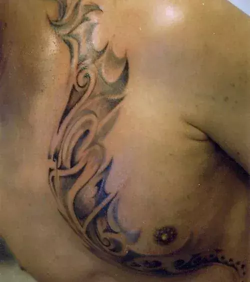 Tribal Tattoo auf der Brust von einem Mann