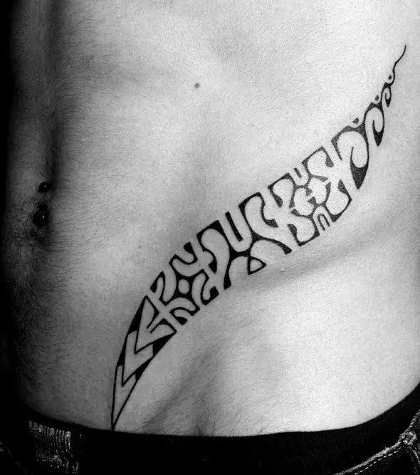 Tribal Tattoo auf der Hüfte von einem Mann