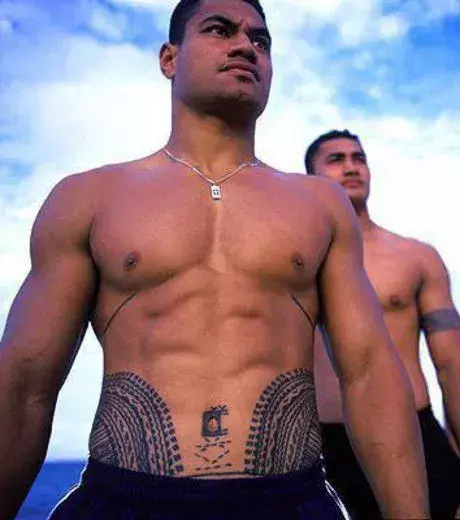 Tribal Tattoo auf der Leiste eines Mannes